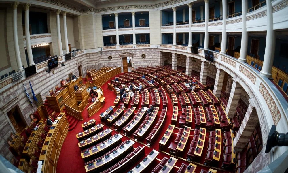 Τραγωδία στα Τέμπη: Νομοσχέδιο για την στήριξη συγγενών των θυμάτων - Οι αντιδράσεις των κομμάτων
